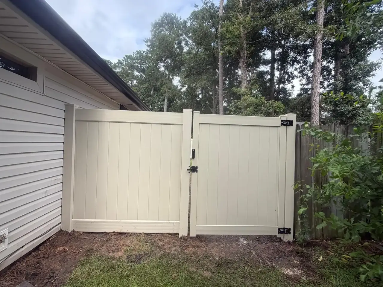 Tan vinyl single gate